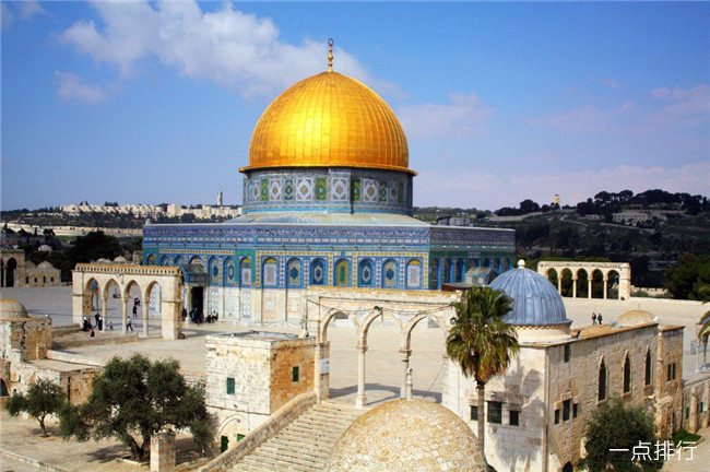 寺庙的山和圆顶的岩石